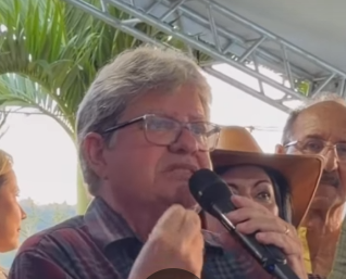 João Azevêdo discursa durante o Forró dos Carneirinhos em Bananeiras defendendo a unidade da base governista para 2026