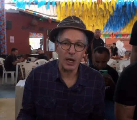 Romeu Zema durante visita à Vila do Artesão em Campina Grande defendendo proposta para beneficiários do Bolsa Família.