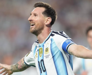 Lionel Messi comemora gol da Argentina contra o Egito pelas oitavas de final da Copa do Mundo de 2026.