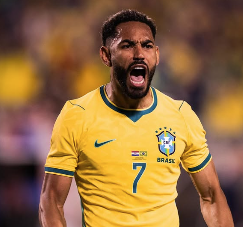 Seleção brasileira comemora vitória por 3 a 0 sobre a Escócia e classificação na Copa do Mundo. Matheus Cunha marcou