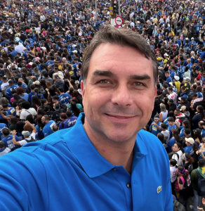 Flávio Bolsonaro durante agenda política; TRE-PB manteve carreata prevista para Campina Grande.