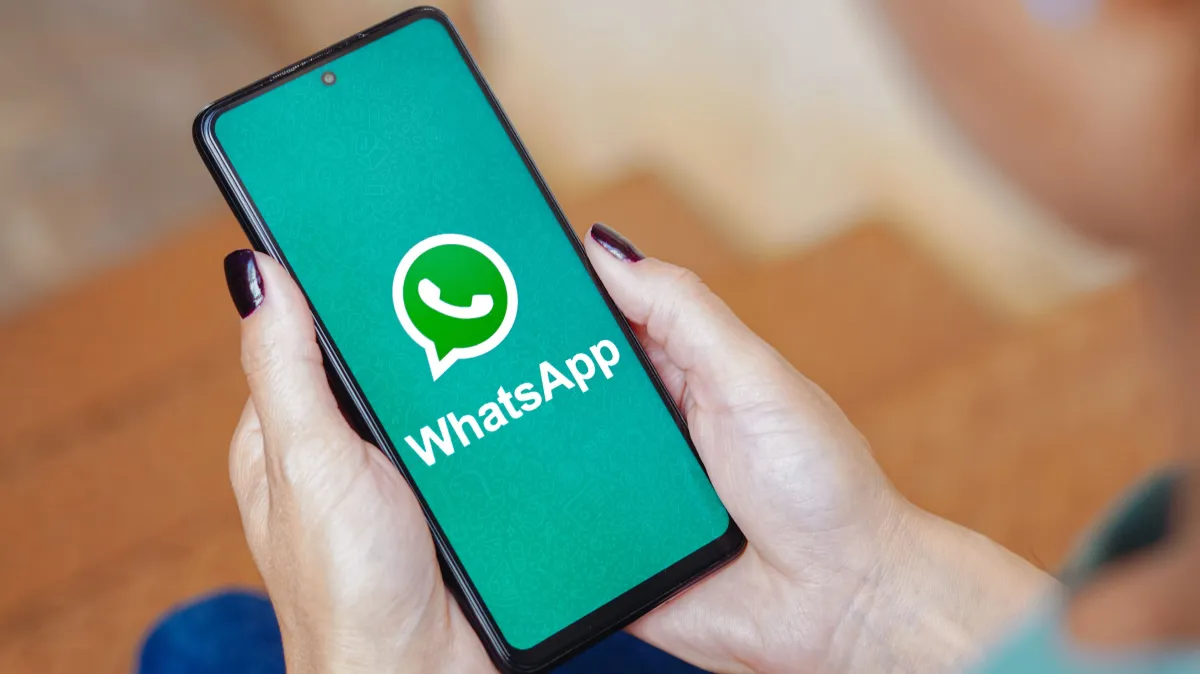 Pessoa usando celular com WhatsApp