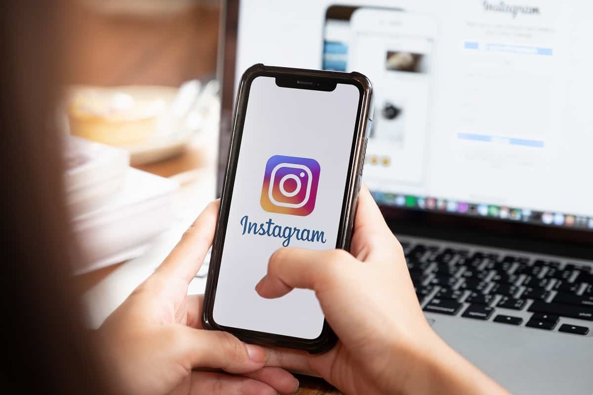 Pessoa usando celular com Instagram