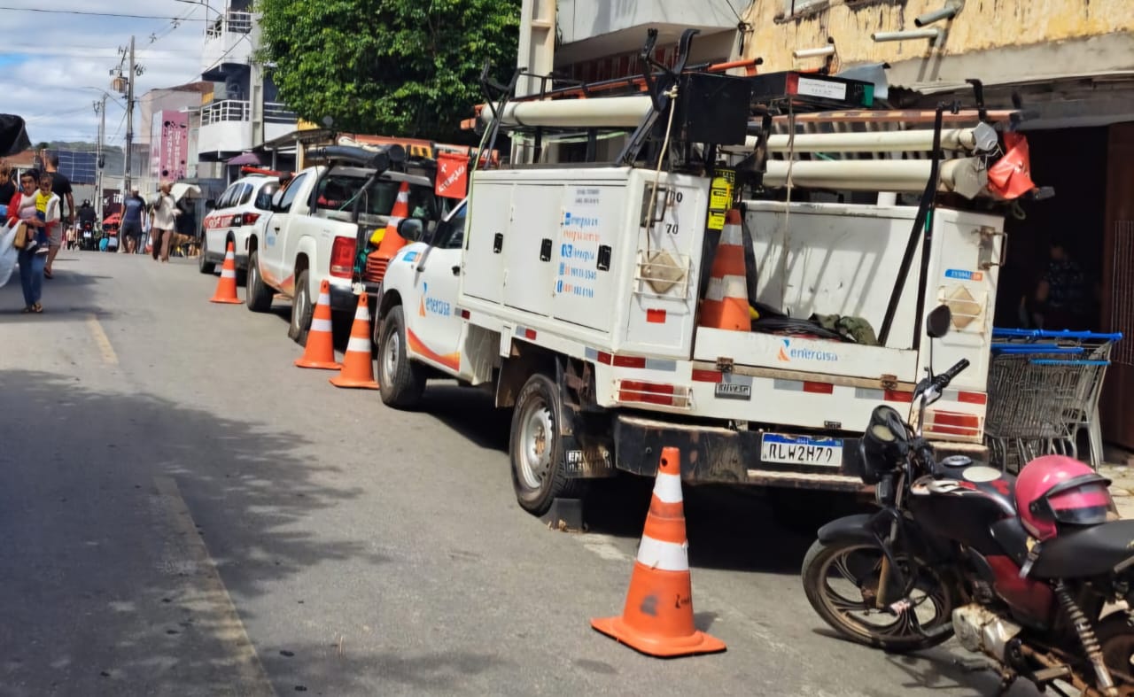 Policiais e equipes da Energisa durante operação de combate ao furto de energia em Tavares, no Sertão da Paraíba.