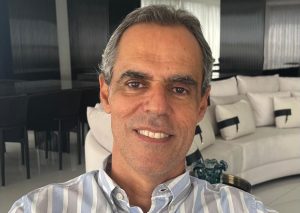 A determinação da Justiça foca em dois gargalos estruturais específicos que vinham pressionando a capacidade de carga e escoamento da região litorânea.
