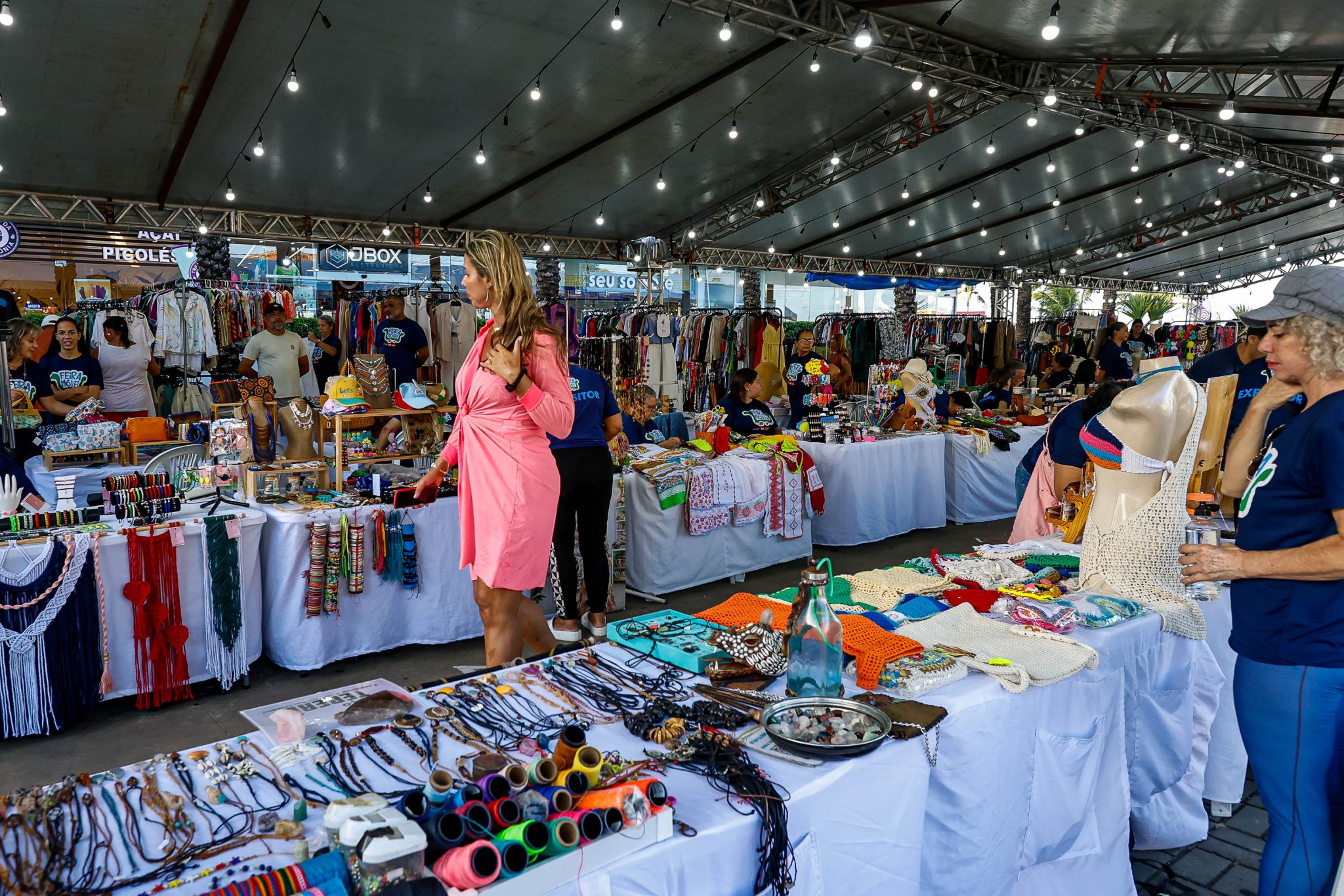 A feira móvel foi desenhada para atender tanto o público que circula nas áreas comerciais durante o dia quanto as famílias que frequentam parques e praças nos fins de tarde e finais de semana.