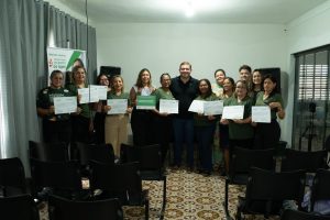Para viabilizar o projeto, o Sicredi atuou diretamente na formação dos professores da rede municipal, garantindo que os educadores tivessem a segurança técnica necessária para aplicar o tema de forma transversal.