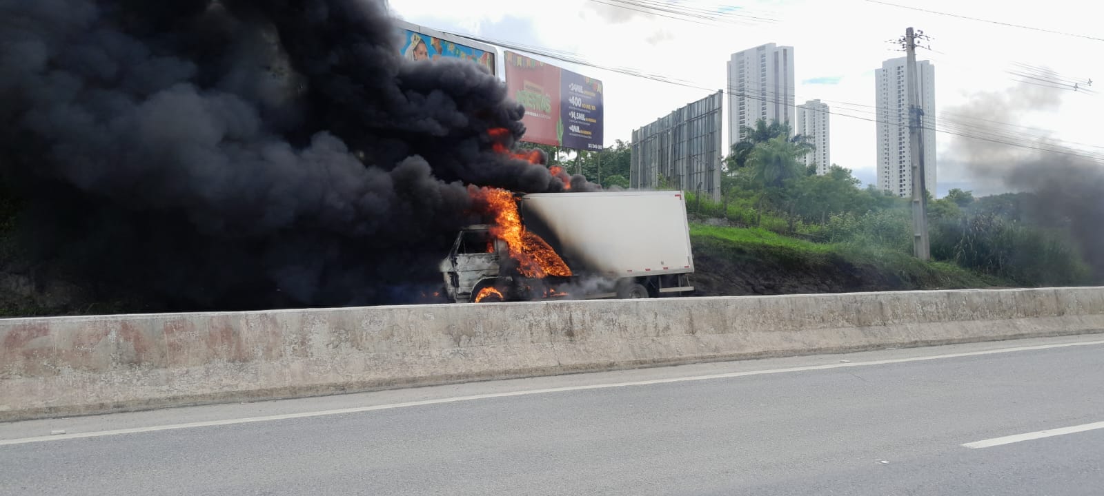O acidente aconteceu em um ponto de grande fluxo de veículos de carga e transporte intermunicipal, complicando a rotina de quem precisa se deslocar em direção ao interior do estado.