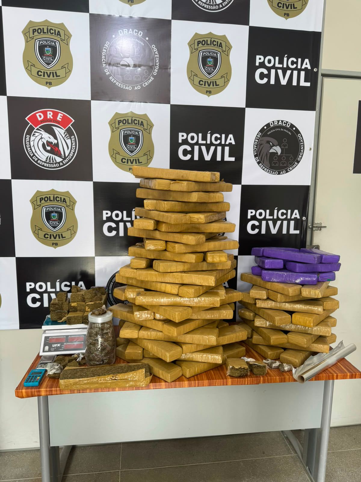 O monitoramento técnico realizado pelos investigadores da especializada permitiu identificar o momento exato em que os criminosos faziam a divisão da mercadoria ilícita.