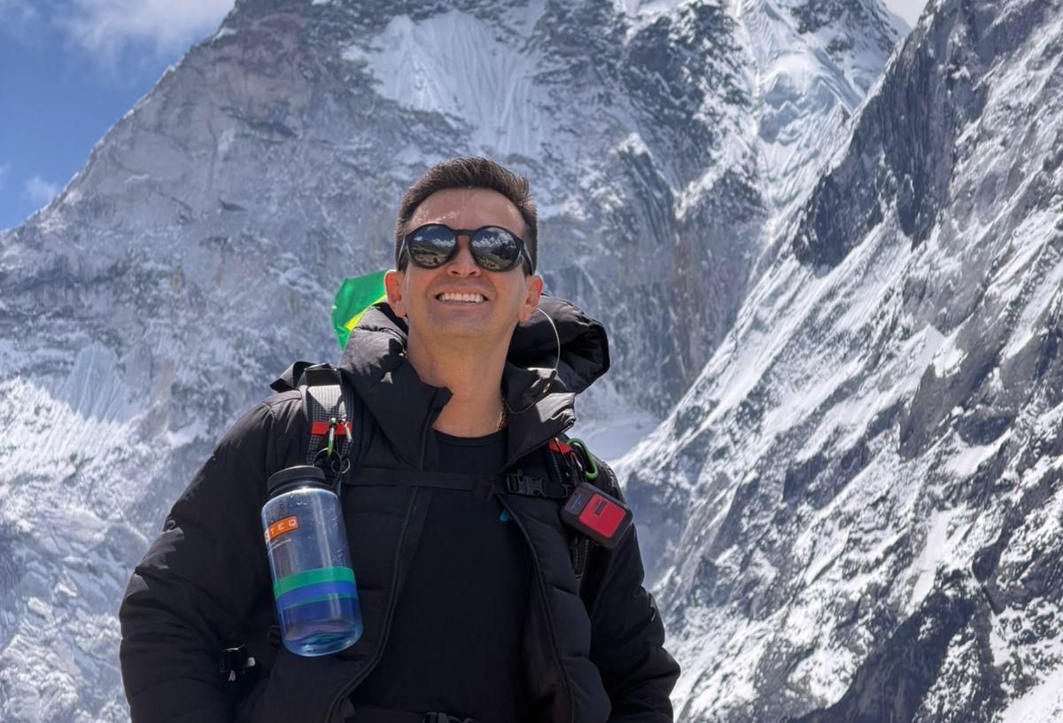 Adalberto Neto durante expedição que o tornou o primeiro paraibano a alcançar o topo do Monte Everest