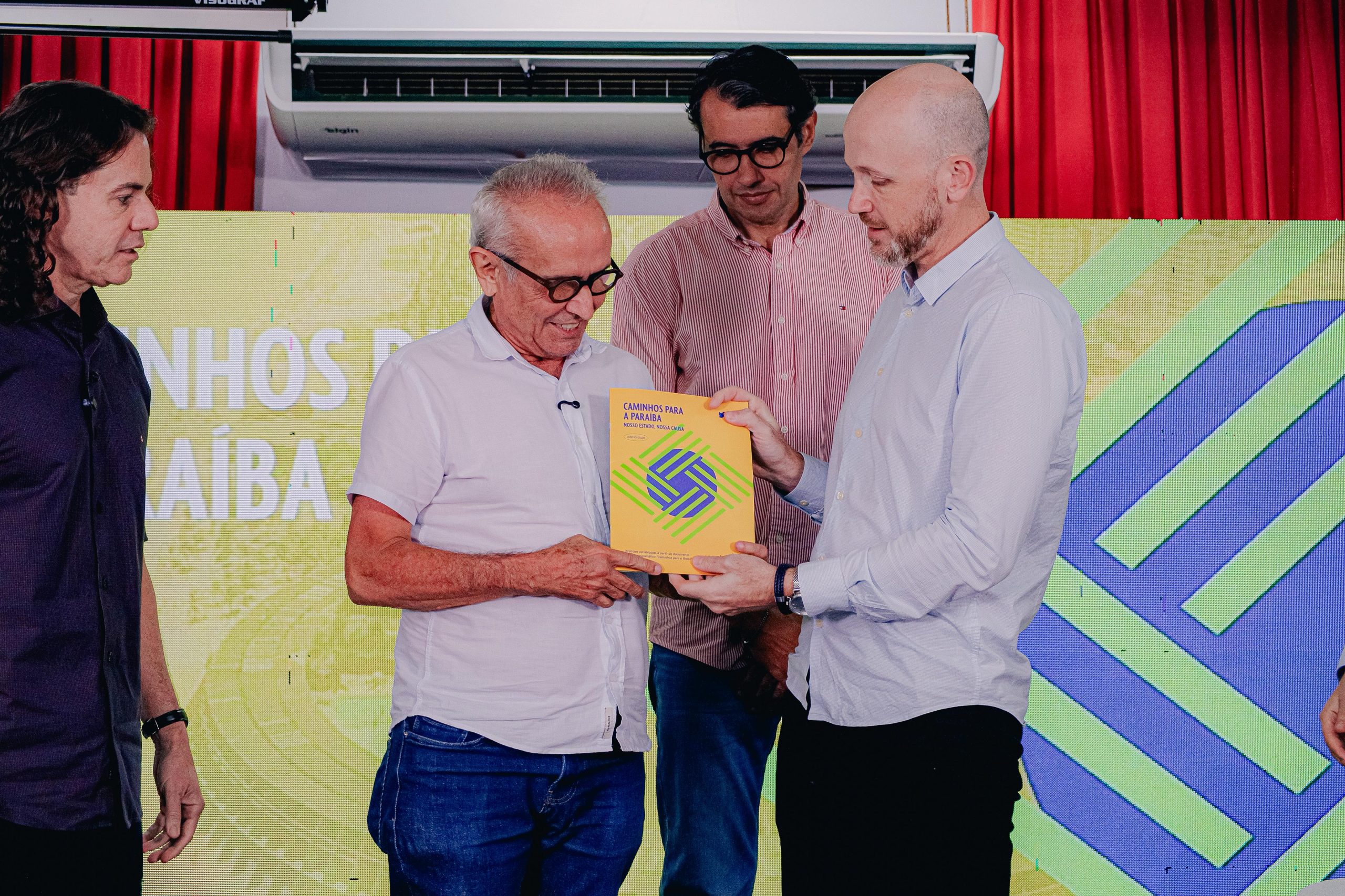 Cícero Lucena recebe documento Caminhos para a Paraíba durante evento do MDB