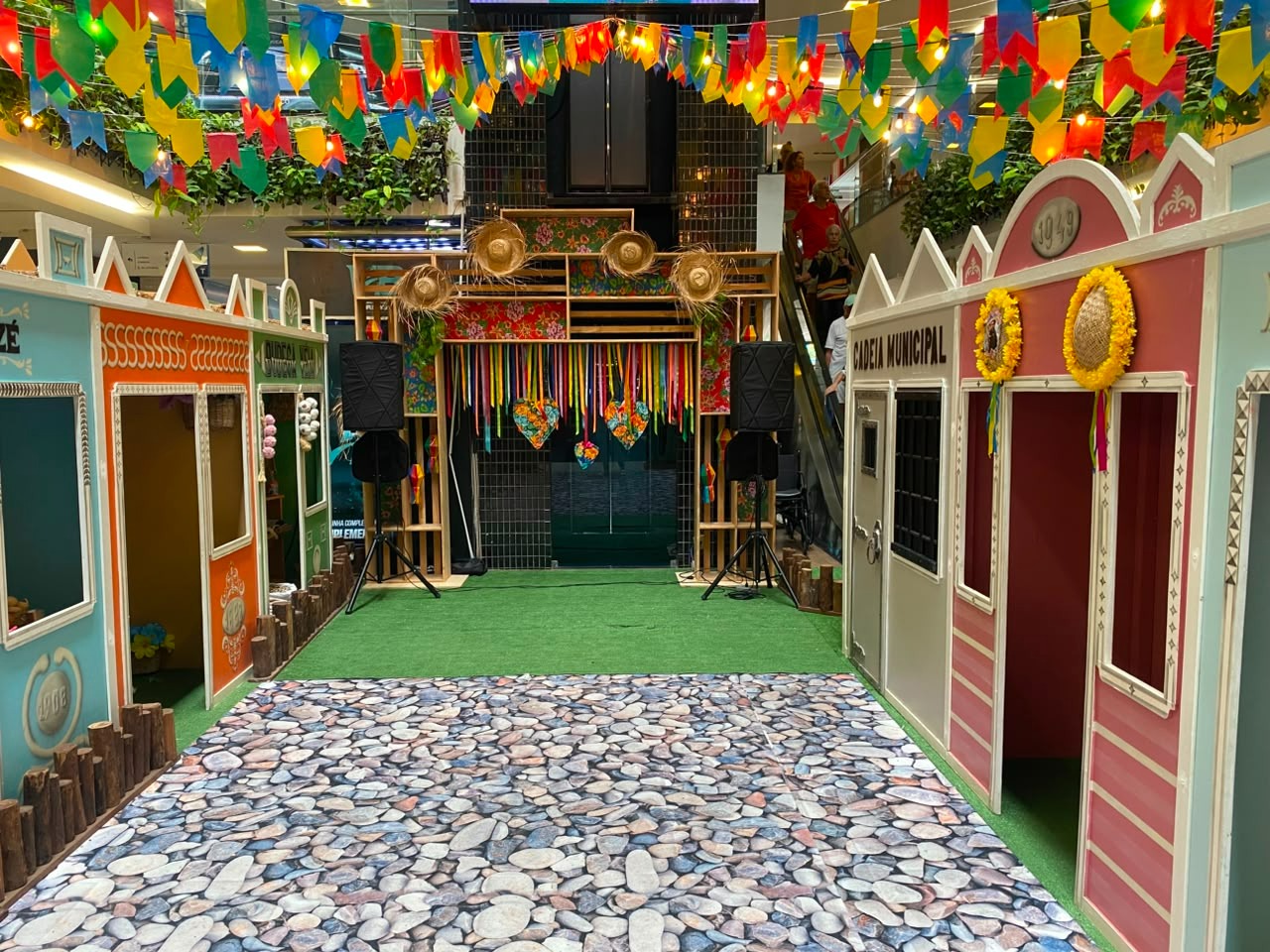 Além dos tradicionais shows de forró com o cantor Matheus Jacobino e do arrasta-pé para a melhor idade, o shopping inova no encerramento do mês com a Cãodrilha, no dia 28 de junho.