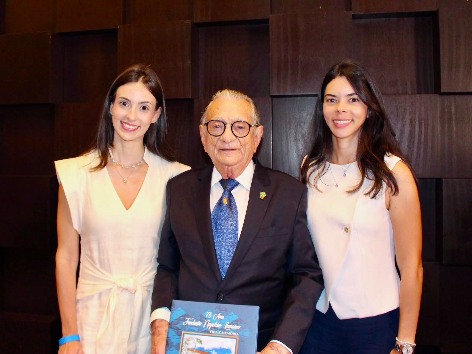Antônio Carneiro Arnaud lança livro sobre os 75 anos da Fundação Napoleão Laureano