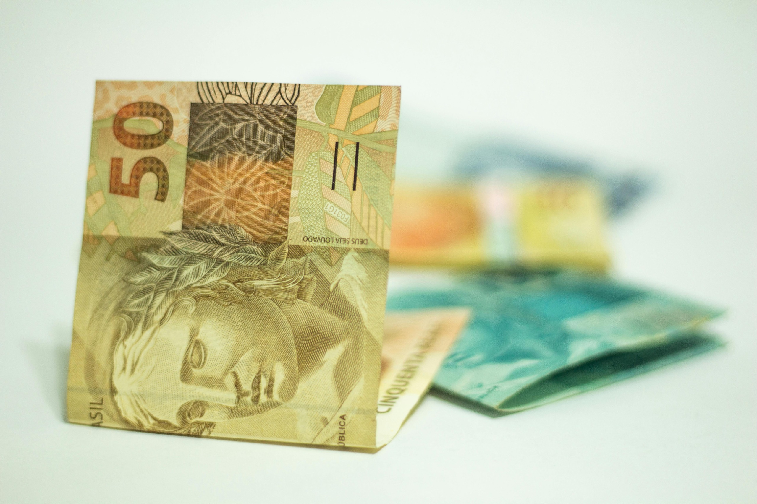 A manutenção dos juros em patamares restritivos exige que o investidor saiba calibrar sua carteira entre segurança, ganho real (acima da inflação) e liquidez diária.