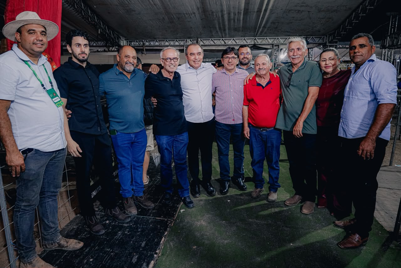 Cícero Lucena conversando com lideranças políticas em evento agropecuário no Sertão da Paraíba.
