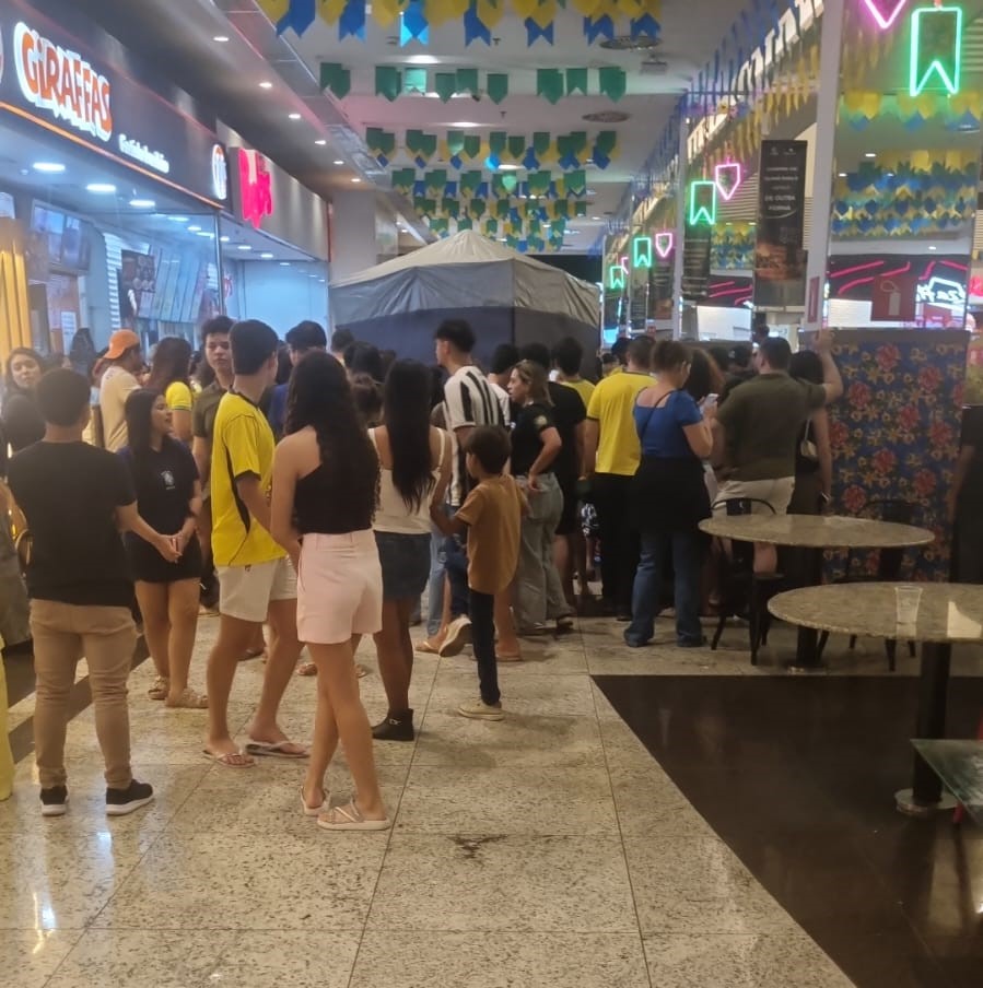 Movimentação de equipes de socorro após homem sofrer infarto enquanto assistia ao jogo da Seleção Brasileira em shopping de Campina Grande.