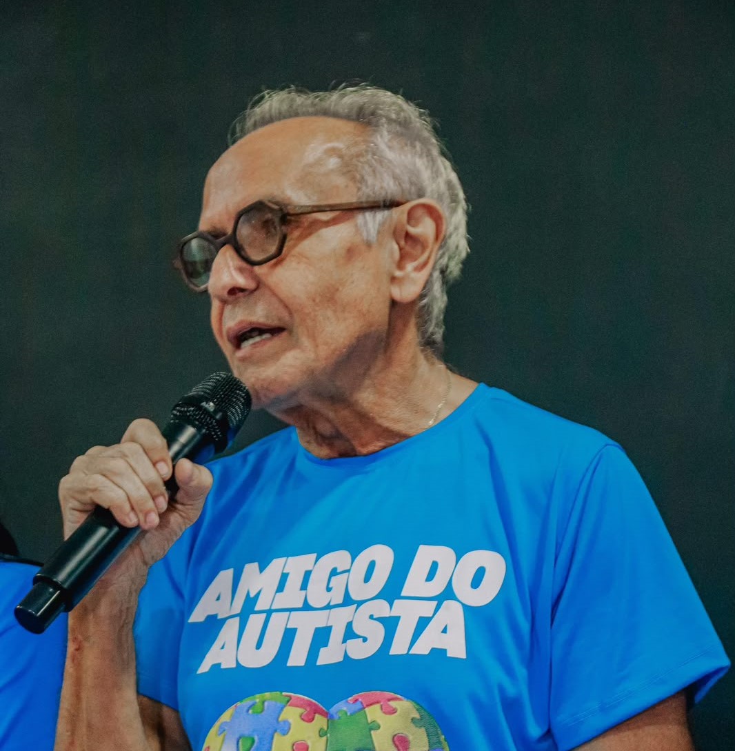 Cícero Lucena durante entrevista sobre políticas públicas para pessoas com TEA na Paraíba
