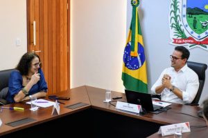 Lucas Ribeiro e Luciana Santos durante reunião sobre o Centro Internacional de Computação Quântica da Paraíba na Granja Santana