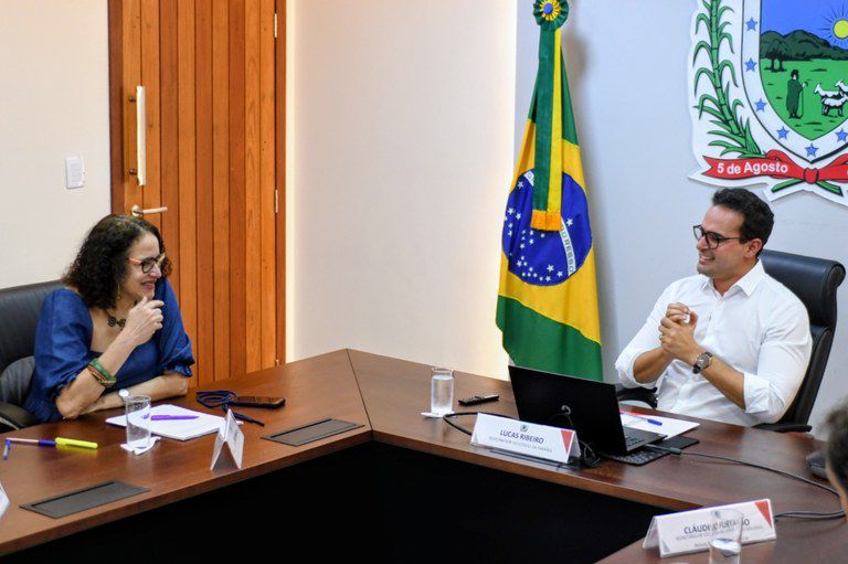 Lucas Ribeiro e Luciana Santos durante reunião sobre o Centro Internacional de Computação Quântica da Paraíba na Granja Santana