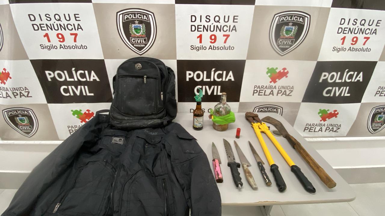 Policiais durante operação que resultou na prisão de suspeitos e apreensão de coquetéis molotov em Itatuba