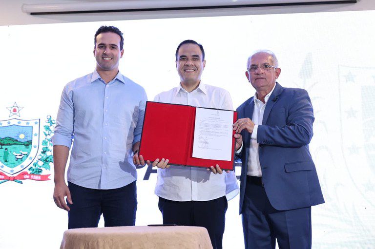 Lucas Ribeiro e Gustavo Feliciano durante assinatura de convênio para qualificação de profissionais do turismo na Paraíba em Campina Grande