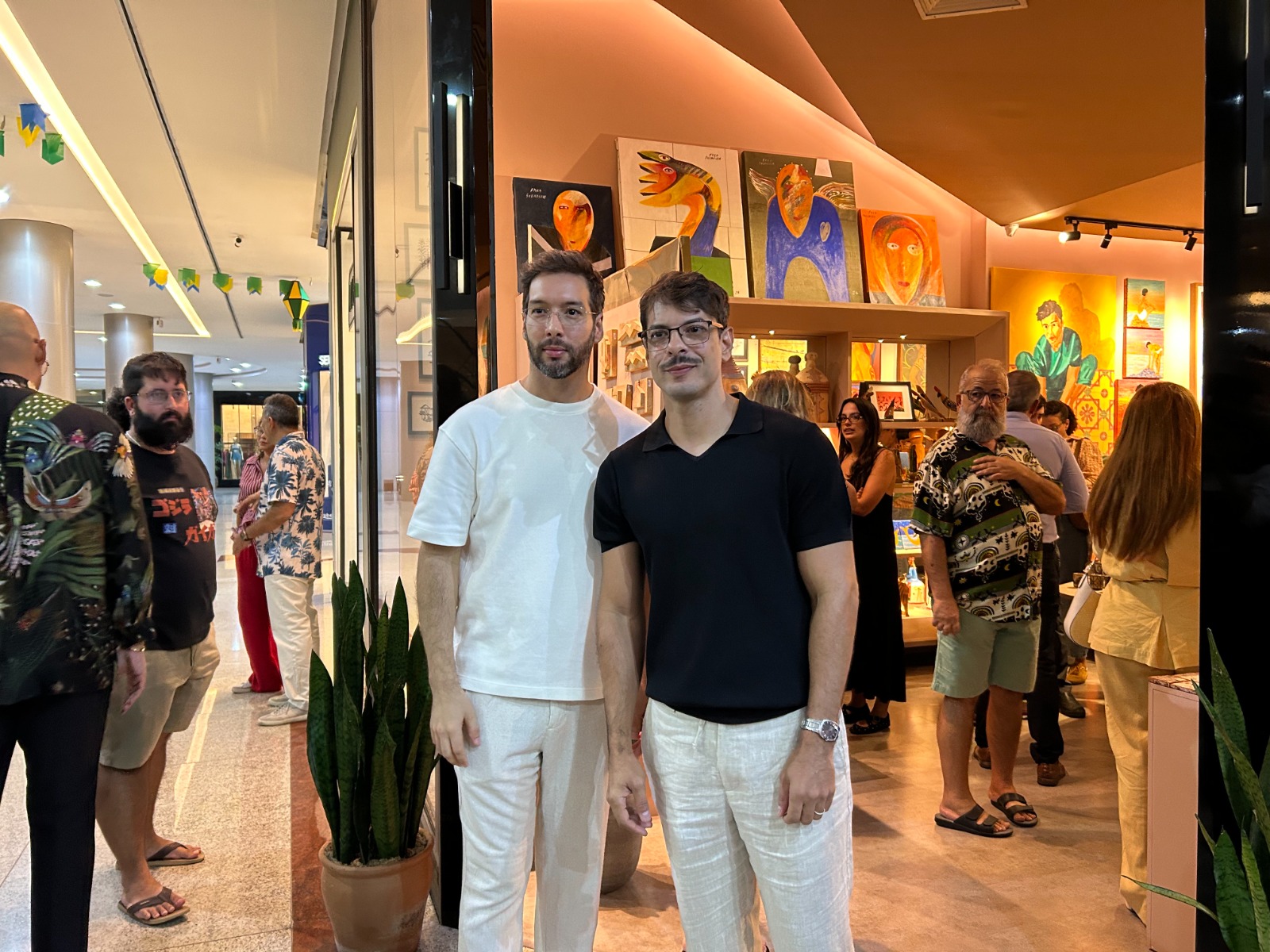 A exposição “O Barro em Linha Reta”, dos artistas pernambucanos Ricardo Francisco e Marcos Torres, fica em cartaz até julho no Espaço Arte Brasil e reúne mais de 50 obras em argila inspiradas na cultura nordestina.