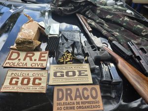 Viatura da Polícia Civil durante operação contra organização criminosa que resultou na morte de líder da Nova Okaida.