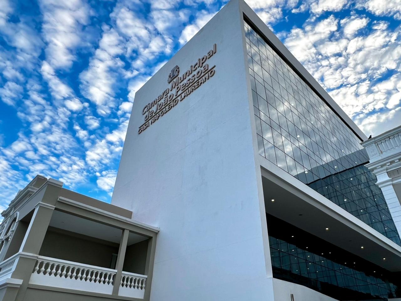 Nova sede da Câmara Municipal de João Pessoa, localizada na Rua das Trincheiras, com estrutura moderna e preservação do patrimônio histórico.