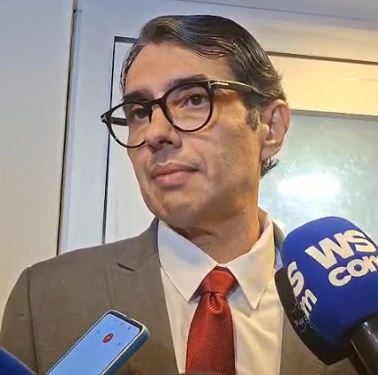 O deputado estadual André Gadelha gesticulando durante entrevista coletiva na Assembleia Legislativa da Paraíba.