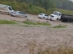 Barragem estoura, alaga pista e bloqueia trânsito na BR-101 entre João Pessoa e Recife
