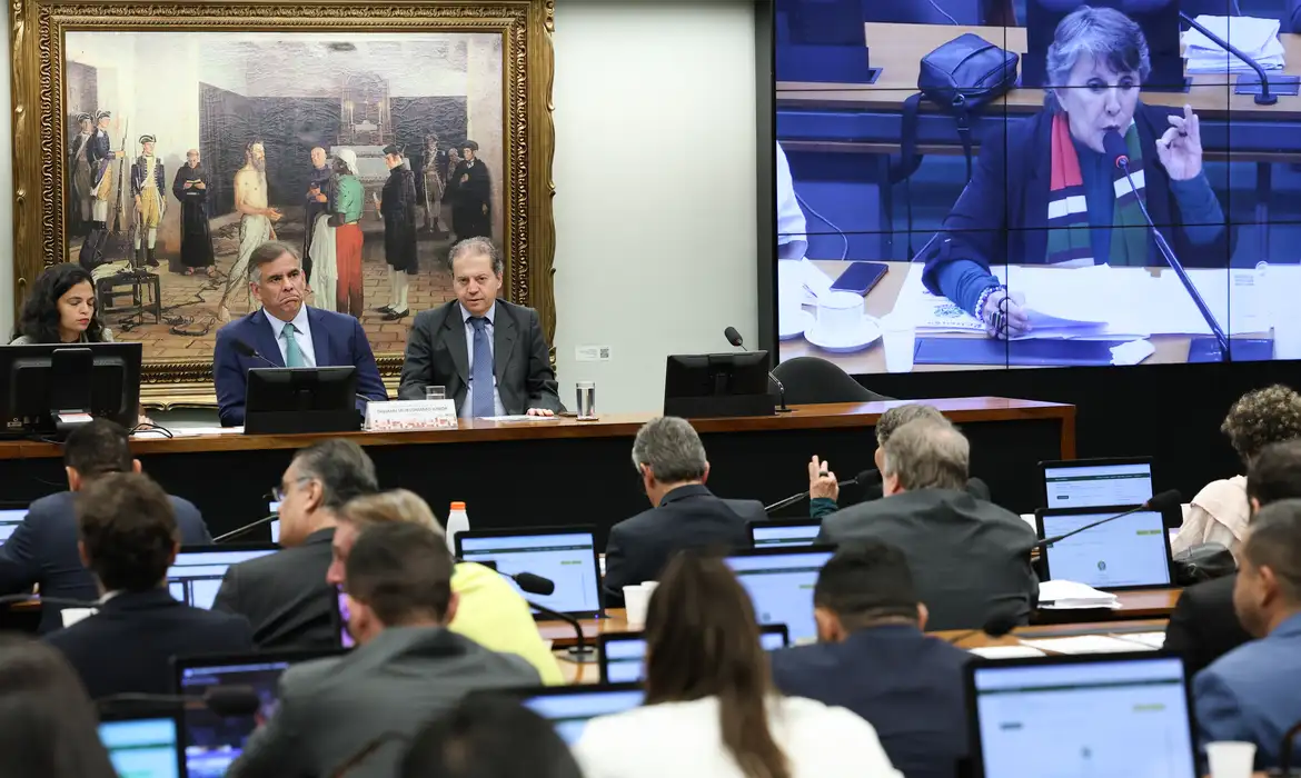 Plenário da Comissão de Constituição e Justiça (CCJ) da Câmara dos Deputados em Brasília durante votação.