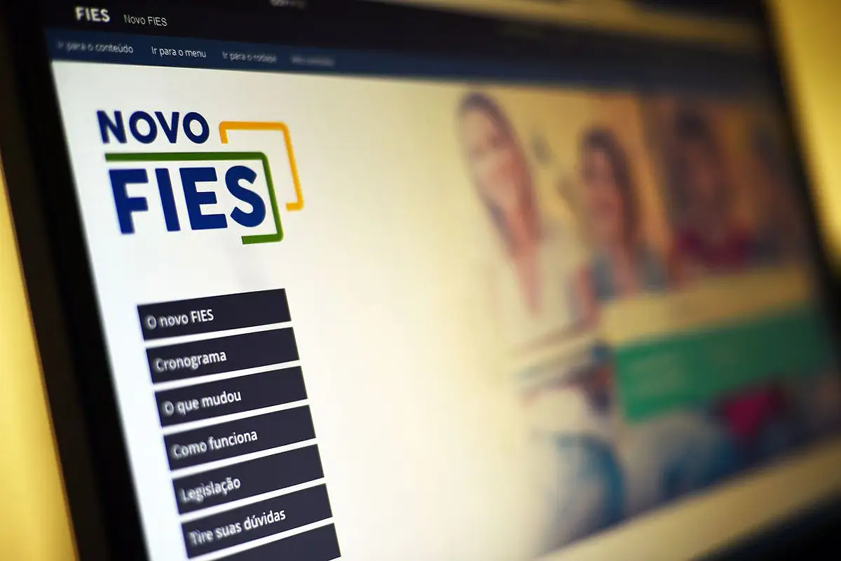 As condições e o tamanho do abatimento no saldo devedor variam conforme o tempo de inadimplência e a situação de vulnerabilidade social do estudante cadastrado.