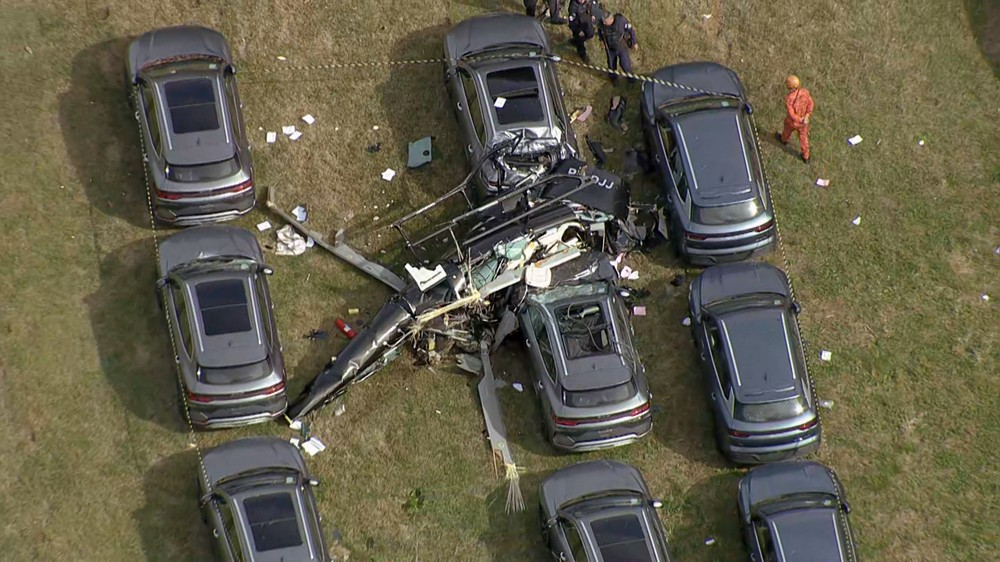 Helicópteros caídos após colisão aérea no Recreio dos Bandeirantes, no Rio de Janeiro