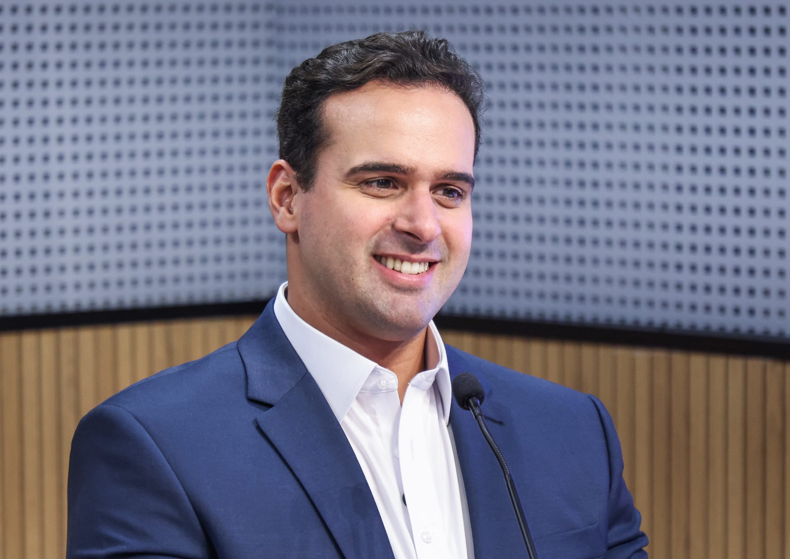 Lucas Ribeiro anuncia antecipação da primeira parcela do décimo terceiro salário dos servidores estaduais.