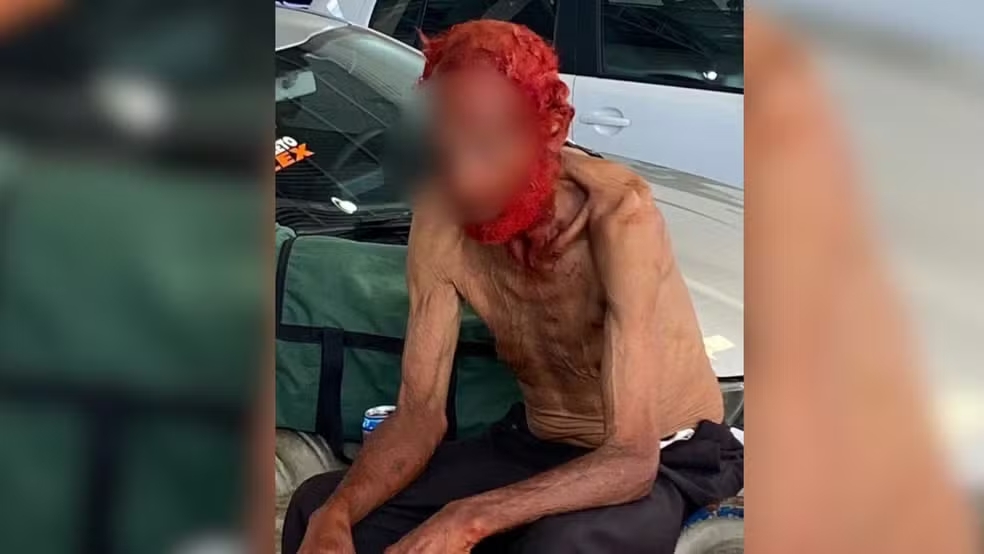 Idoso de 83 anos com cabelo e barba tingidos de vermelho após ação gravada por empresário em São José do Rio Preto.