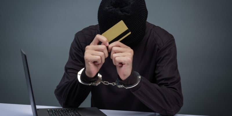 Tela de computador com sistemas de autenticação digital e monitoramento de fraudes eletrônicas