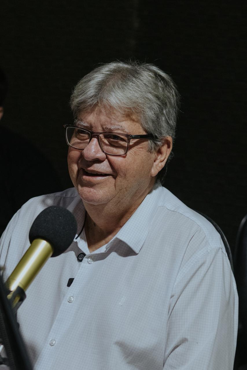O ex-governador e pré-candidato ao Senado, João Azevêdo, concedendo entrevista em estúdio de rádio.