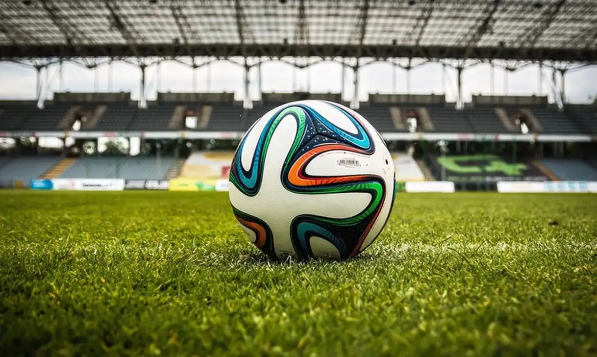 Jogadores disputam partida pela Copa do Mundo de 2026