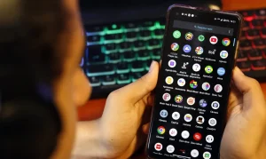 Homem segurando celular/smartphone