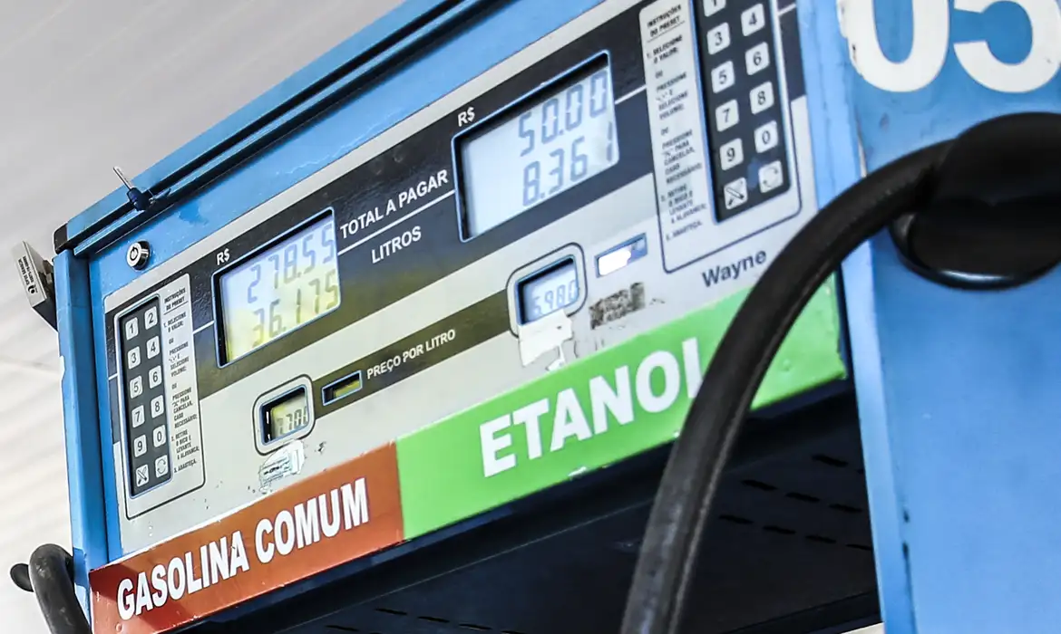 Mesmo com o mercado global em pânico, o monitoramento feito entre 23 de fevereiro e 8 de junho de 2026 mostrou que as medidas de contenção no Brasil surtiram efeito imediato para conter o repasse inflacionário nas bombas.