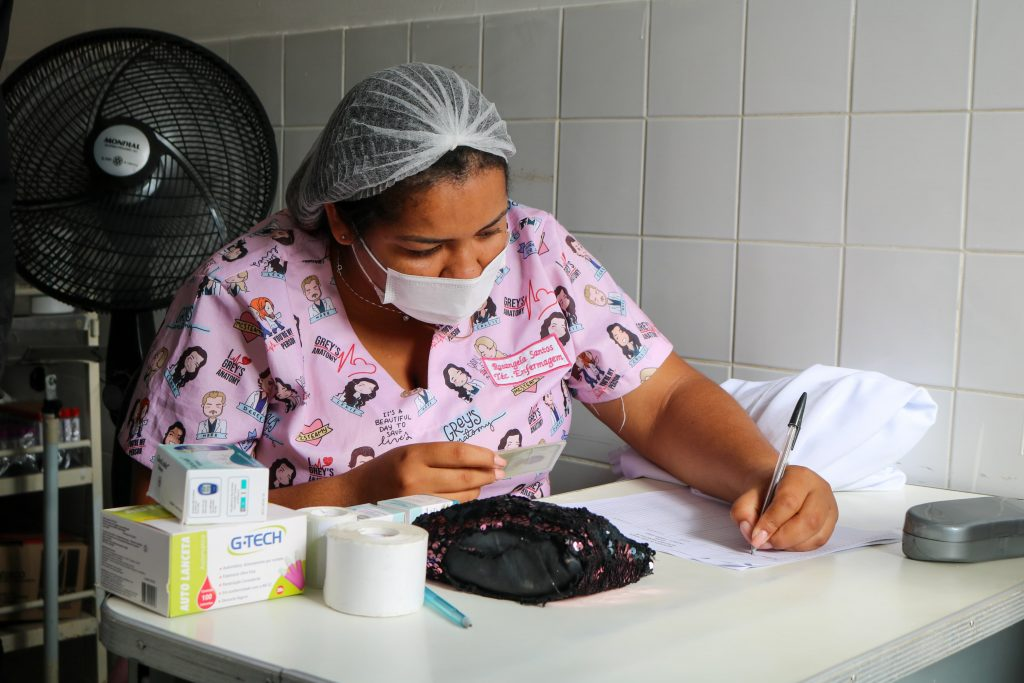 Representação de unidade de saúde municipal de João Pessoa com sistema de controle biométrico de frequência para profissionais do SUS