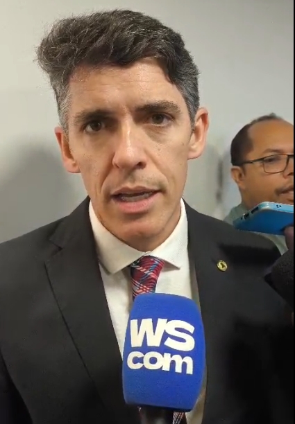 Deputado estadual Tovar Correia Lima concedendo entrevista a jornalistas e microfones de rádio na Assembleia Legislativa.