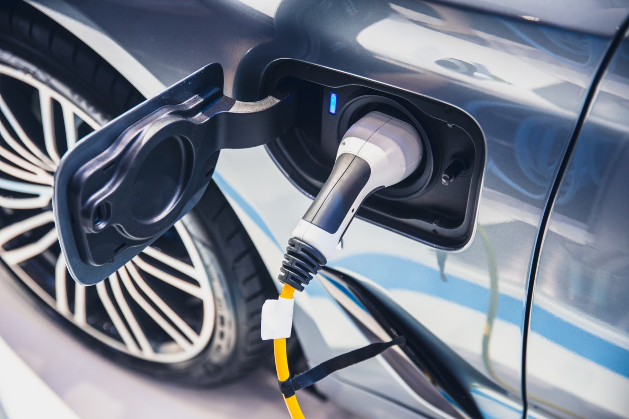 A explosão de 71% nas buscas por carros elétricos usados no início de 2026 desmistifica um dos maiores temores da indústria automobilística: o fantasma da desvalorização catastrófica dos eletrificados.