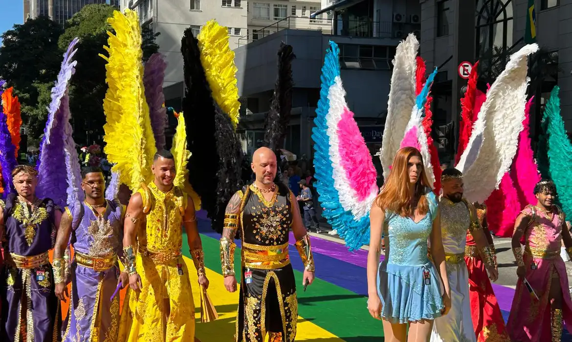 Participantes da Parada do Orgulho LGBT+ ocupam a Avenida Paulista durante a celebração dos 30 anos do evento em São Paulo.