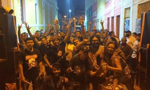 Público acompanha apresentação durante o festival Cajá Rock em Cajazeiras, um dos principais eventos de rock independente da Paraíba.