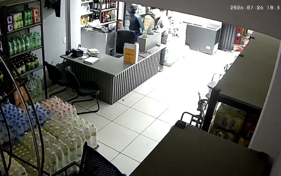 Câmeras de segurança registram assalto a depósito de bebidas em Sapé.