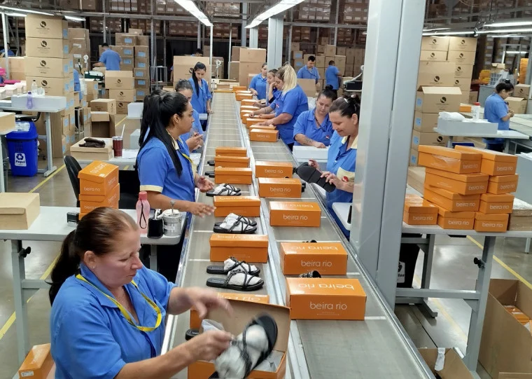 A Abicalçados projeta queda de 7,1% nas exportações em 2026 após os EUA incluírem o setor na tarifa de 25%.
