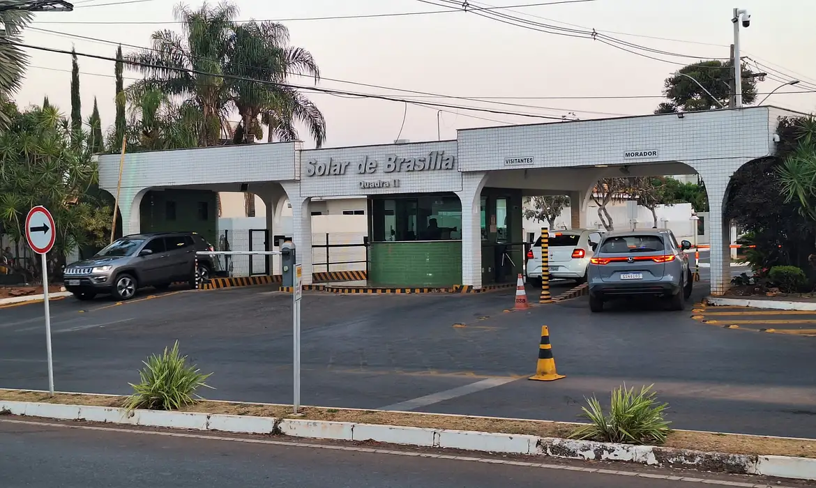 O ministro Alexandre de Moraes (STF) negou o pedido do presidente argentino Javier Milei para visitar Jair Bolsonaro em prisão domiciliar.