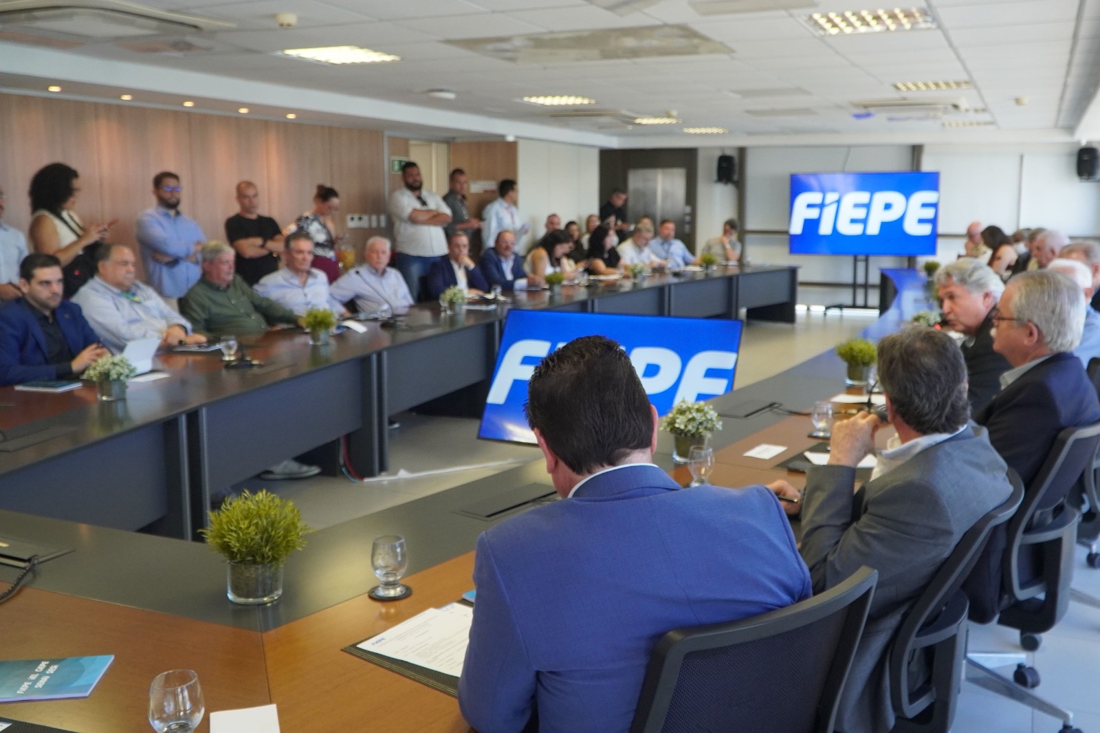 Cassiano Pereira participa de reunião na FIEPE sobre a retomada das obras da Ferrovia Transnordestina.