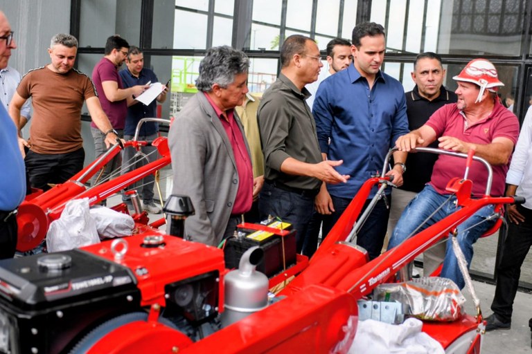 O governador Lucas Ribeiro entregou 174 microtratores em Campina Grande e anunciou a aprovação pelo Senado de mais de R$ 400 milhões para o programa Paraíba Rural Sustentável II, via BID e Fida.